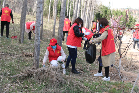 【原創】三門峽靈寶市澗西區：環境治理不停歇 舊城換發新容顏_fororder_志願者清理衛生死角垃圾 攝影 劉國娜