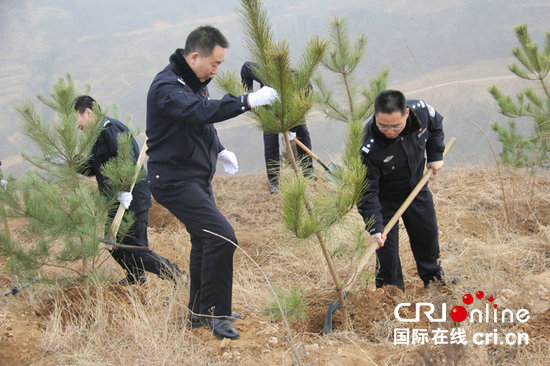 【河南在線-文字列表】【移動端-文字列表】河南盧氏縣公安局組織民警參加義務植樹活動