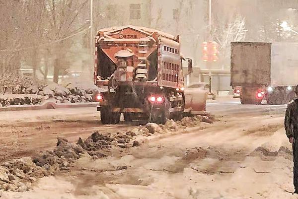 投撒融雪劑 、出動大型除雪車輛！鄭州啟動一級除雪預案