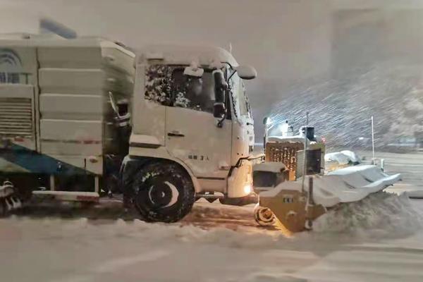 投撒融雪劑 、出動大型除雪車輛！鄭州啟動一級除雪預案