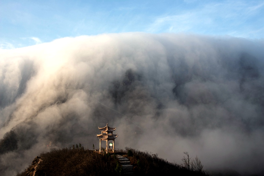 南陽市方城縣：排山倒海瀑布雲