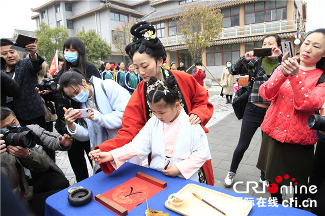 【原創】【組圖】宋代“成童禮”再現開封 千年古巷宋“潮”吸睛_fororder_微信圖片_20210404110022