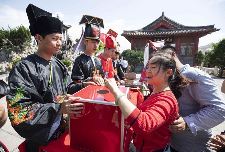 【旅遊資訊-文字列表】河南開封：遊客排長隊領取“包大人”吉祥禮物