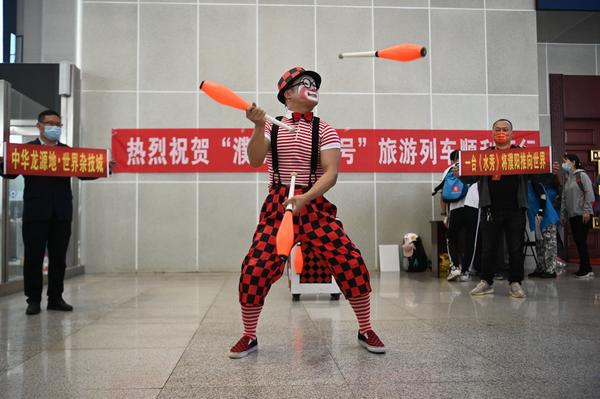 全國首趟雜技主題旅遊列車“濮陽•水秀號”5月19日發車