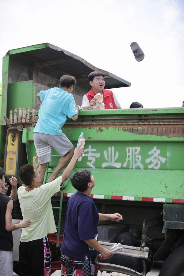 陽光明媚 雨災後正在逐步恢復的新鄉