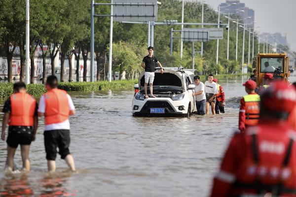 陽光明媚 雨災後正在逐步恢復的新鄉