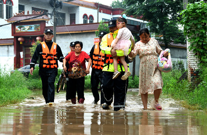 【豫見·風雨同舟】人民警察 越是危險越向前