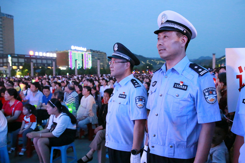 【河南供稿】盧氏縣公安局完成中國殘疾人藝術團盧氏縣專場演出的安保任務