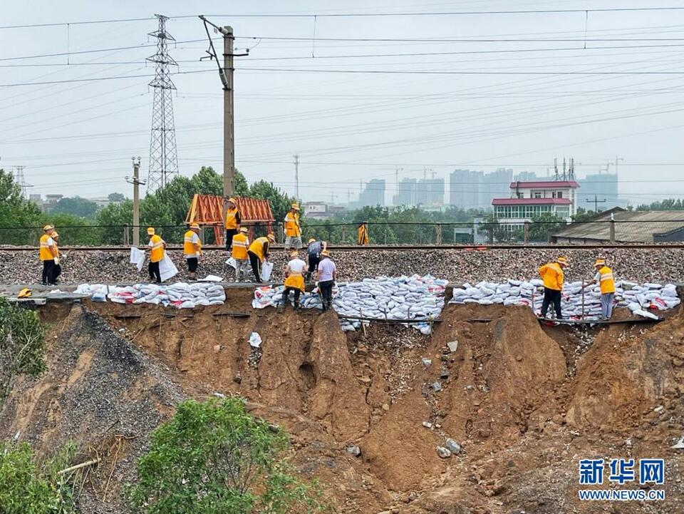 河南鄭州：搶修鐵路