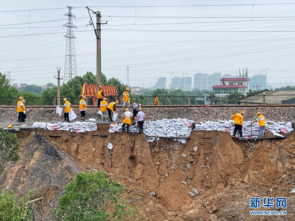 河南鄭州：搶修鐵路