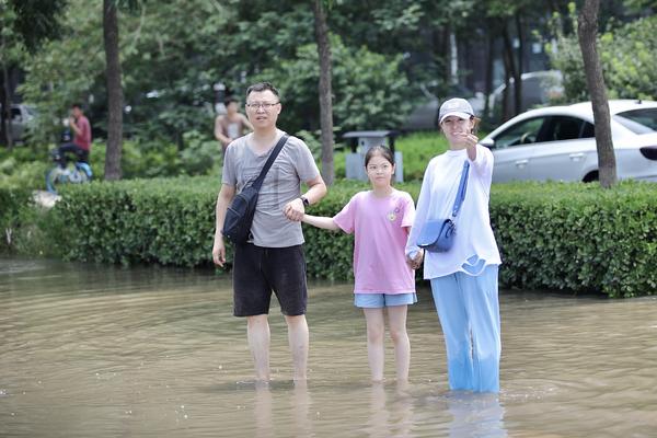 陽光明媚 雨災後正在逐步恢復的新鄉