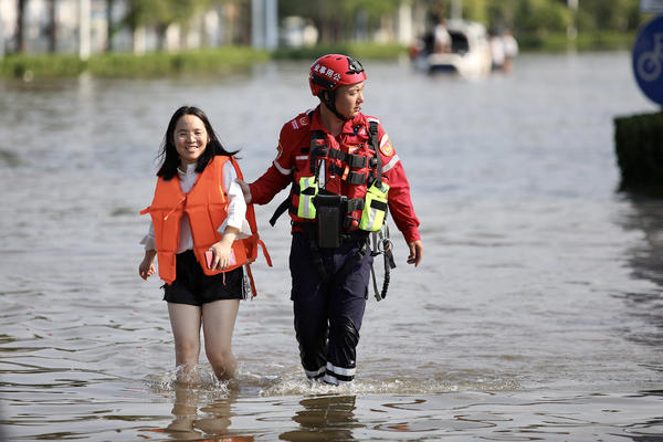 陽光明媚 雨災後正在逐步恢復的新鄉