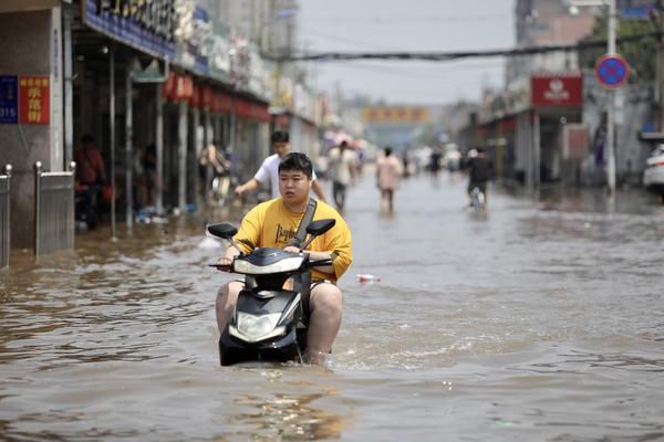 陽光明媚 雨災後正在逐步恢復的新鄉