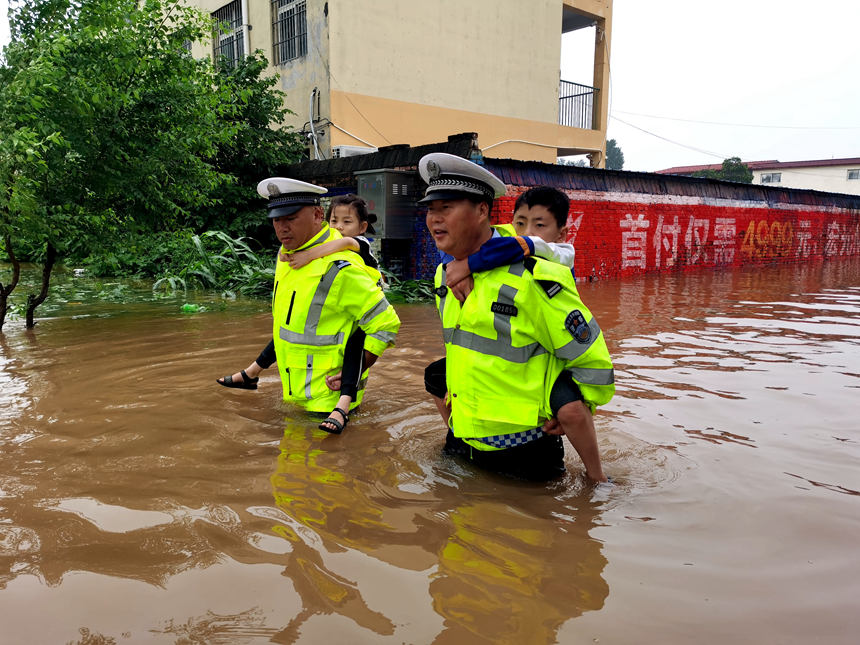 【豫見·風雨同舟】人民警察 越是危險越向前