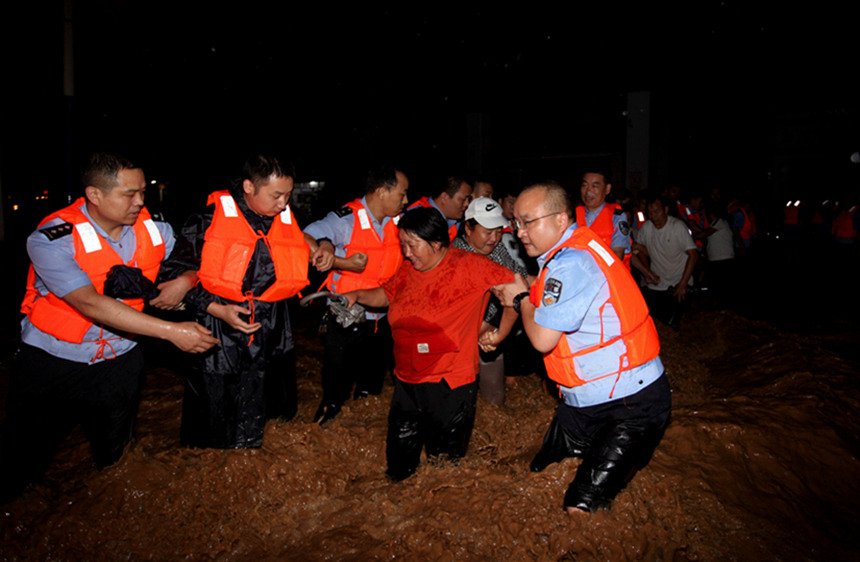 【豫見·風雨同舟】人民警察 越是危險越向前