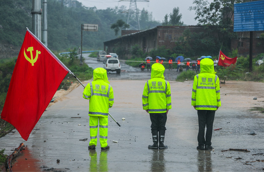 【豫見·風雨同舟】人民警察 越是危險越向前