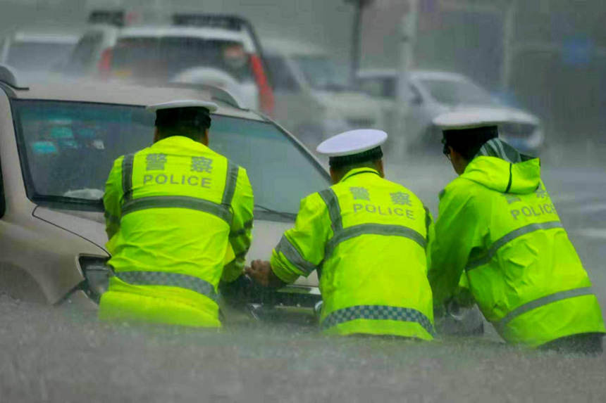 【豫見·風雨同舟】人民警察 越是危險越向前