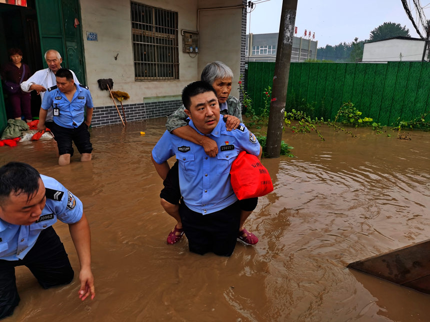 【豫見·風雨同舟】人民警察 越是危險越向前