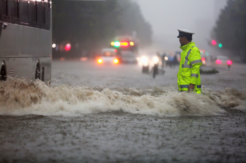 【豫見·風雨同舟】人民警察 越是危險越向前