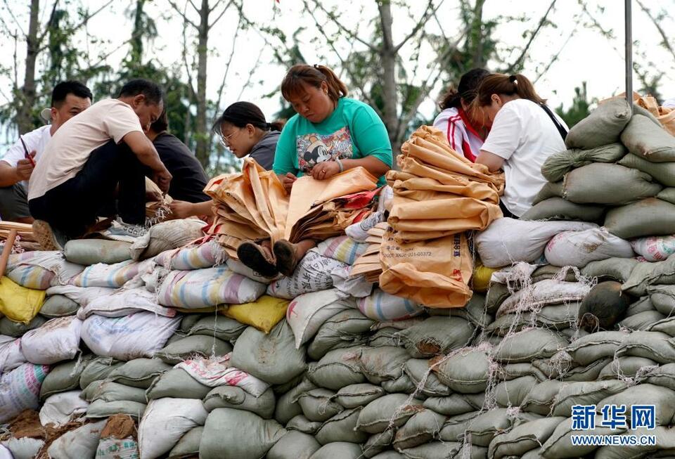 鶴壁浚縣：眾人攜手共築堤壩