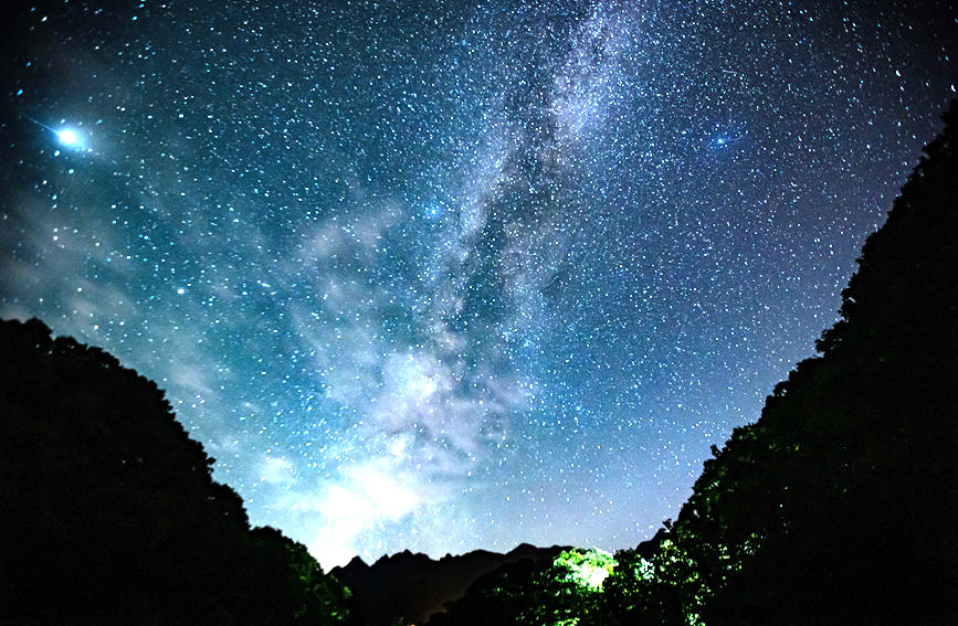 如夢似幻！洛陽白雲山星空絕美 銀河橫跨天際