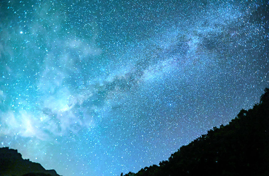 如夢似幻！洛陽白雲山星空絕美 銀河橫跨天際