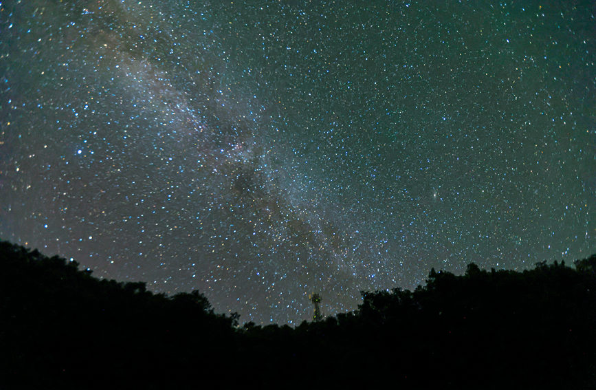 如夢似幻！洛陽白雲山星空絕美 銀河橫跨天際