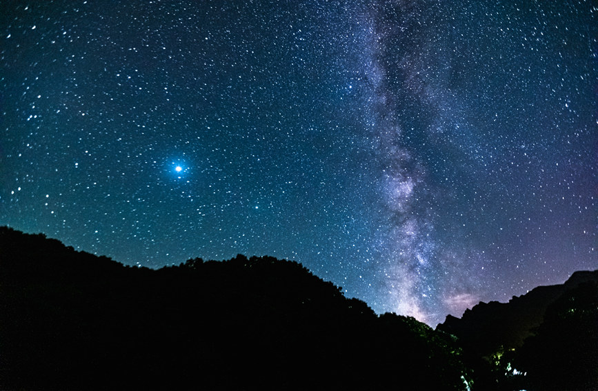 如夢似幻！洛陽白雲山星空絕美 銀河橫跨天際