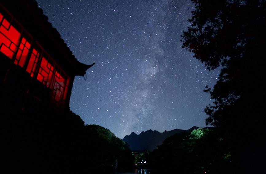 如夢似幻！洛陽白雲山星空絕美 銀河橫跨天際