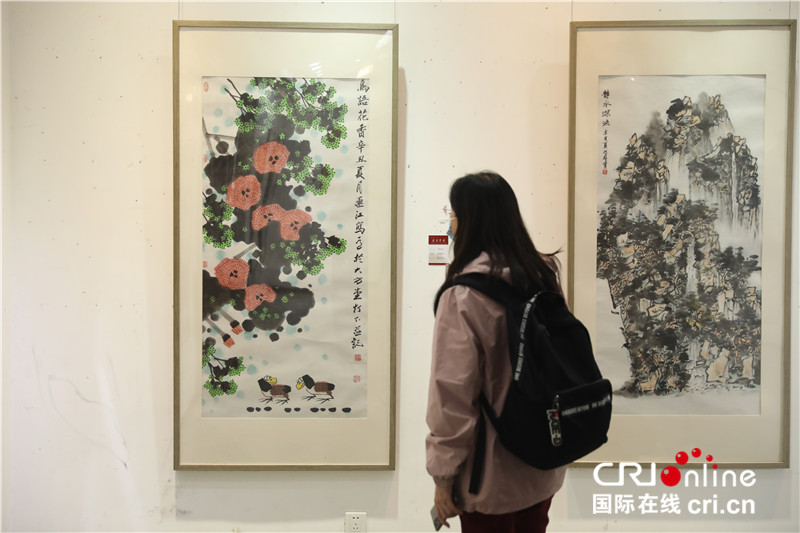 中國翰園碑林將舉辦第七屆菊花插花大賽精品展_fororder_遊客觀展 攝影 萬慶麗.JPG