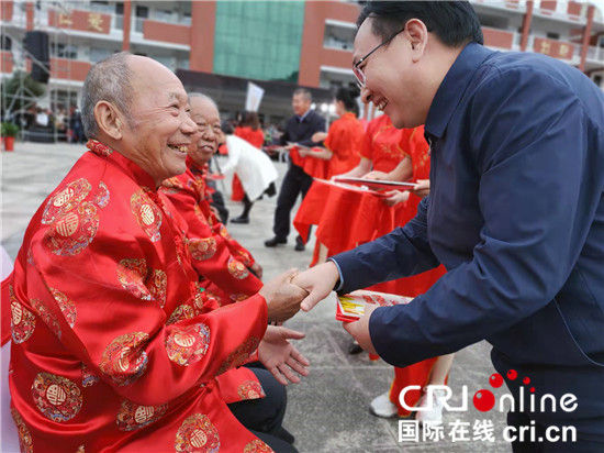 河南南陽：多種形式開展敬老活動_fororder_西峽縣縣長馬俊為重陽鎮2021年度“重陽壽星”頒發證書 攝影 王小軍