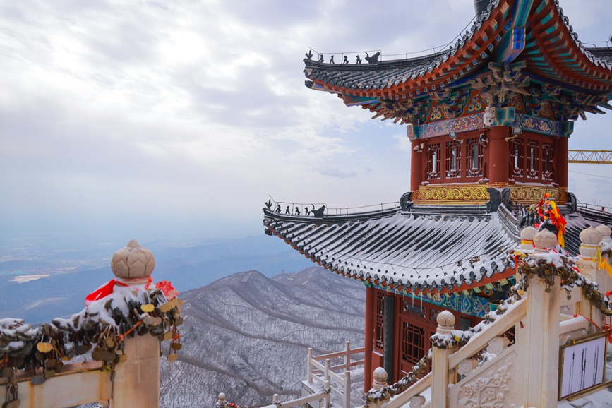 河南雲臺山：半山紅葉半山雪