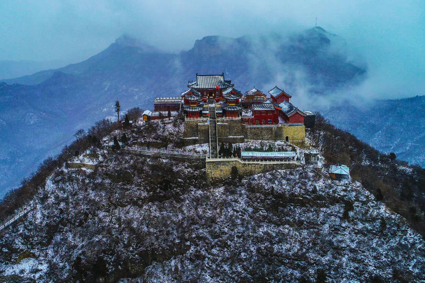 河南雲臺山：半山紅葉半山雪