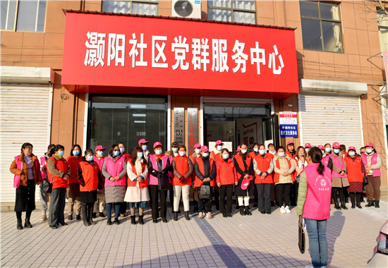 三門峽示範區陽店鎮：展現巾幗風貌 共建美麗家園_fororder_陽店鎮巾幗志願者在社區集中，接受任務分配  攝影 彭紅勇