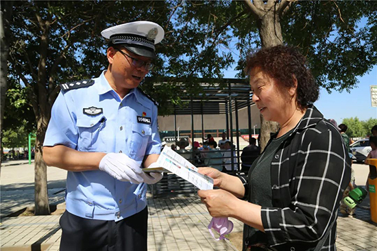 【B】河南省靈寶市公安交警大隊舉行“一盔一帶”安全守護專項行動啟動儀式