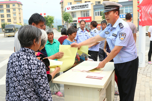 【河南供稿】三門峽市盧氏縣公安局交通民警走進社區開展交通安全宣講活動