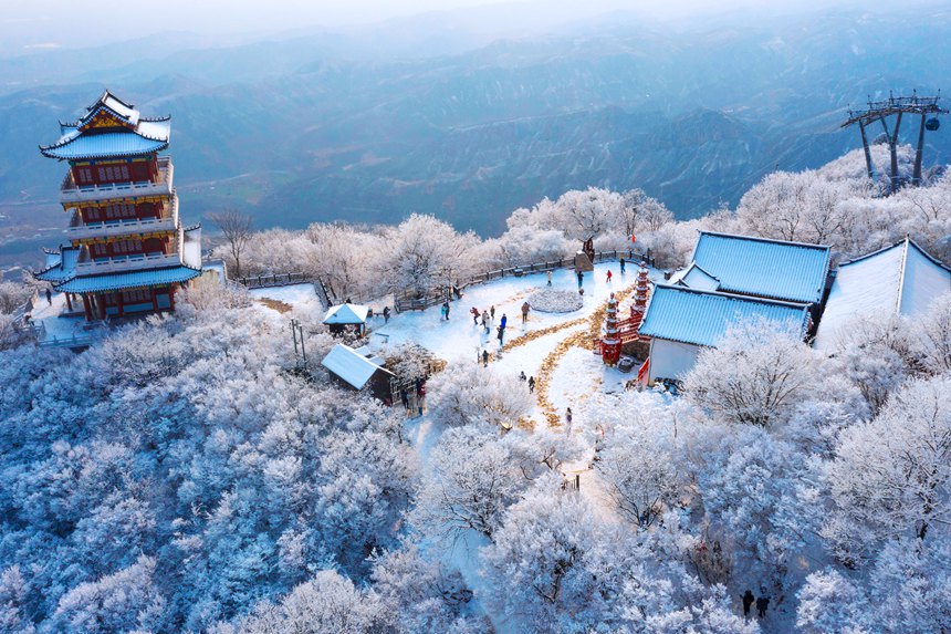 雲臺山“冬裝”：冰似晶簾山壁挂 奔流瀑布卻不前