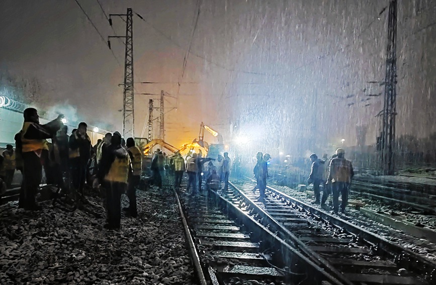 河南鄭州：雪夜鏖戰保暢通