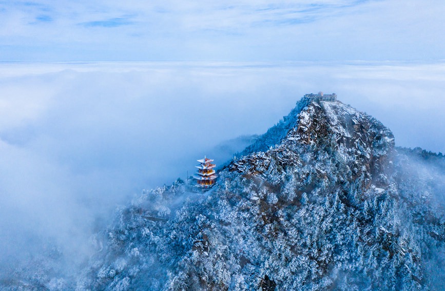 河南白雲山迎2022年初雪 雲海雪山宛如仙境