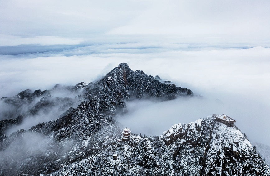 河南白雲山迎2022年初雪 雲海雪山宛如仙境