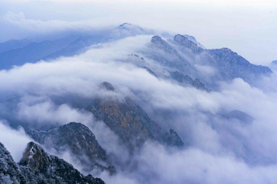 河南老君山：雪光映金頂 千山萬壑層雲生