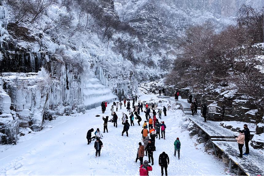 雲臺山“冬裝”：冰似晶簾山壁挂 奔流瀑布卻不前