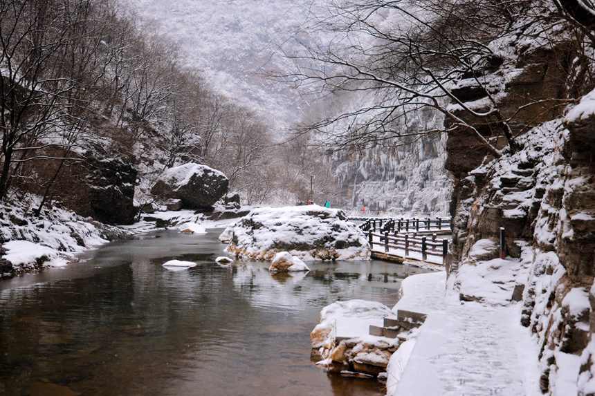 雲臺山“冬裝”：冰似晶簾山壁挂 奔流瀑布卻不前