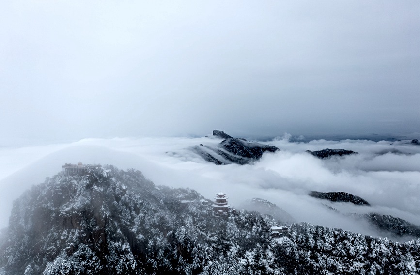 河南白雲山迎2022年初雪 雲海雪山宛如仙境