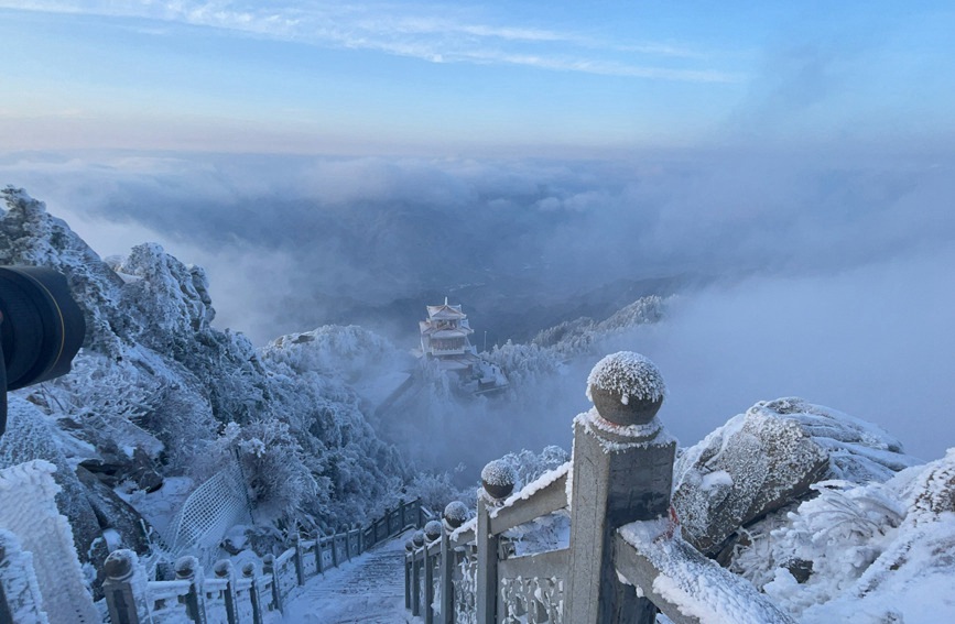 河南白雲山迎2022年初雪 雲海雪山宛如仙境