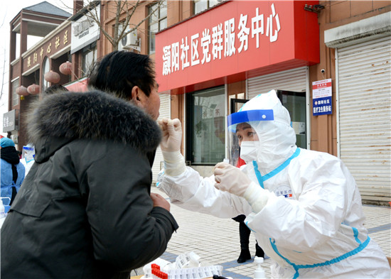 三門峽示範區陽店鎮開展核酸檢測應急演練 為群眾健康“保駕護航”_fororder_全員核酸檢測採樣有序進行中。 攝影 彭紅勇