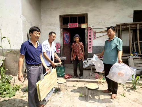 【河南供稿】平頂山市魯山縣為貧困戶“夏送清涼”活動受好評