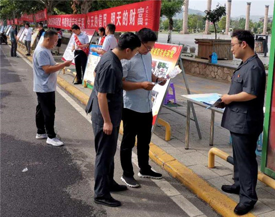 【B】三門峽市盧氏縣人民法院幹警“擺攤”開展誠信宣傳教育活動