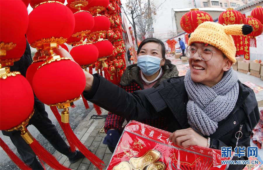 購年貨、寫春聯、剪窗花……年味撲面而來