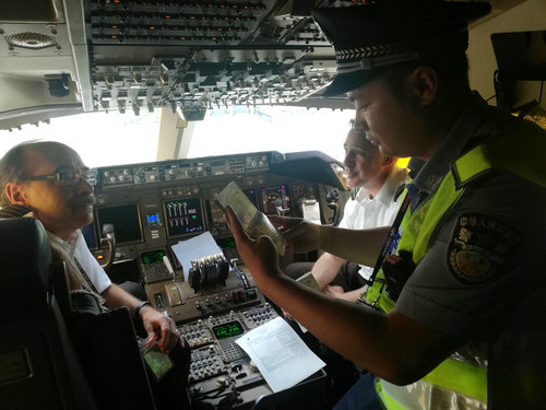 【河南供稿】鄭州出入境邊防檢查站保障“空中絲綢之路”貨運航線順暢通關